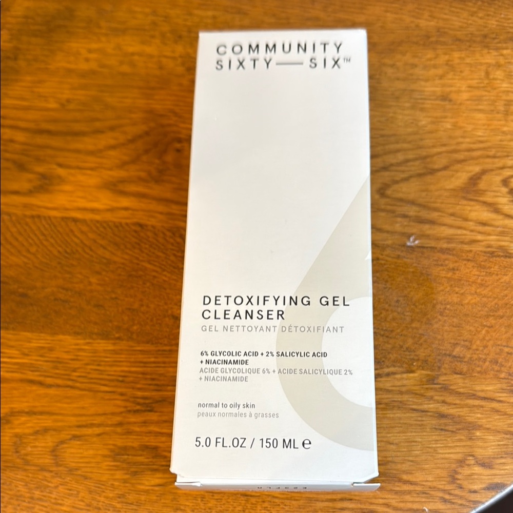 Detoxifying Gel Cleanser - White